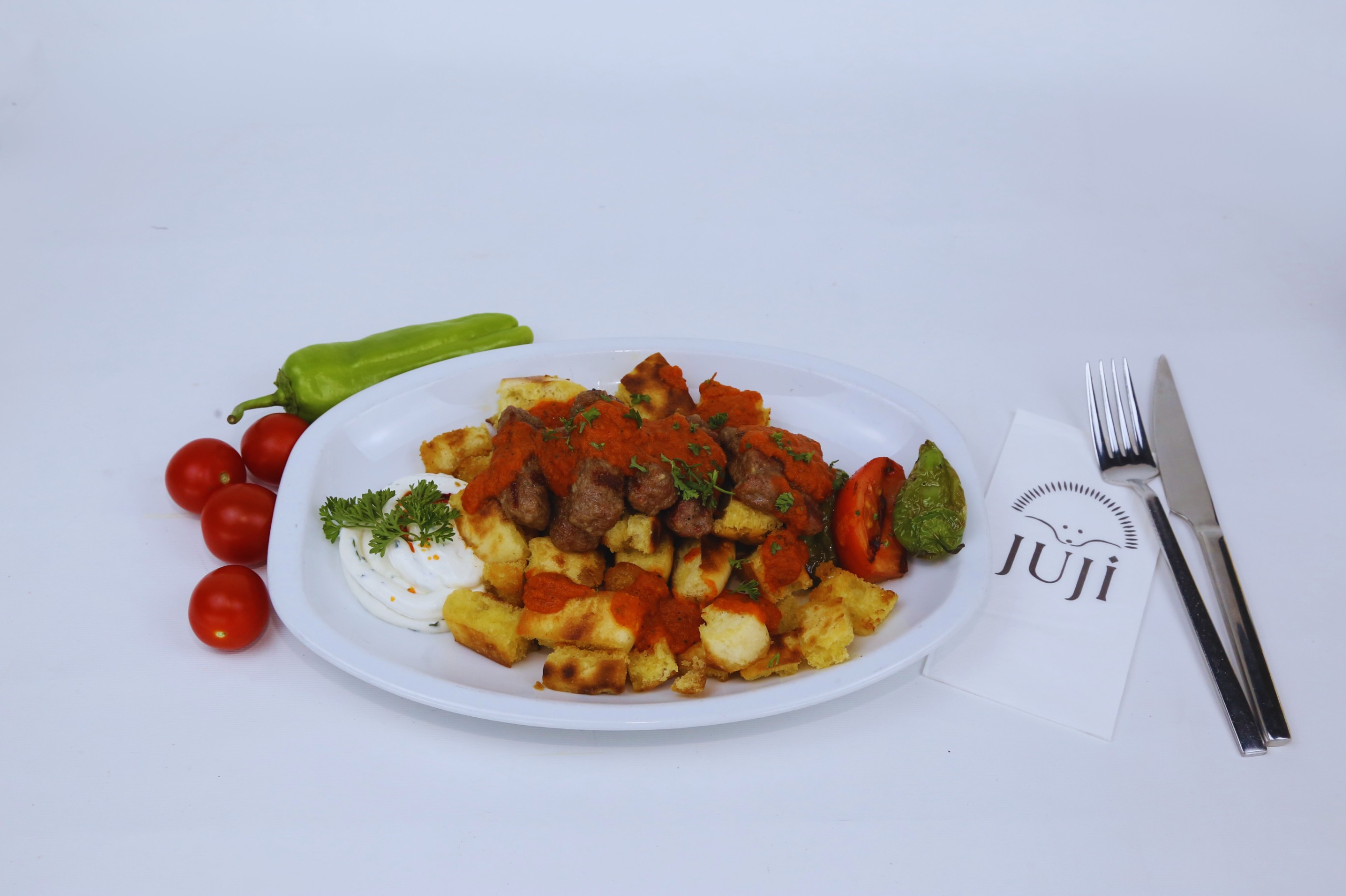 Yoğurtlu Pideli Köfte